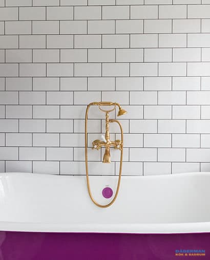 Färgstarkt badrum med mönstrat klinker