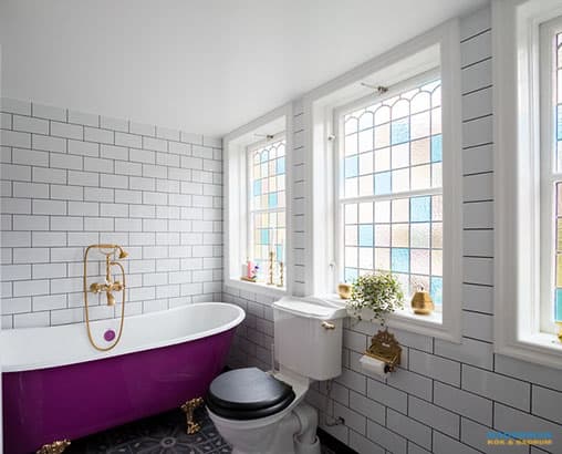 Färgstarkt badrum med mönstrat klinker