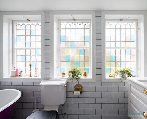 Färgstarkt badrum med mönstrat klinker