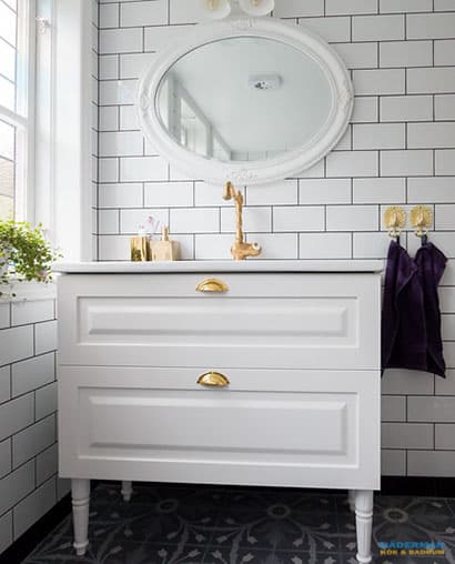 Färgstarkt badrum med mönstrat klinker