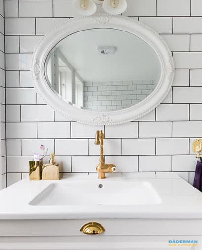 Färgstarkt badrum med mönstrat klinker