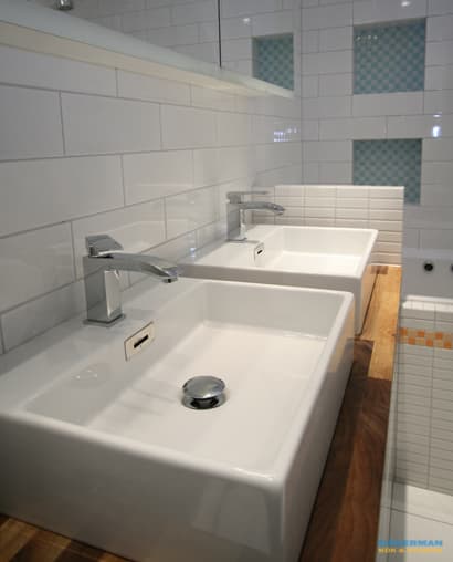 Klassiskt badrum med färgstarka detaljer