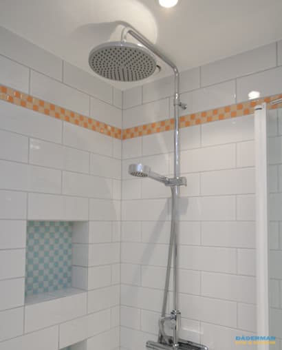 Klassiskt badrum med färgstarka detaljer