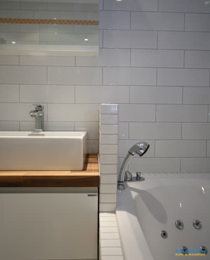 Klassiskt badrum med färgstarka detaljer