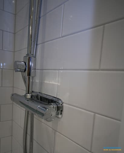 Klassiskt badrum med färgstarka detaljer