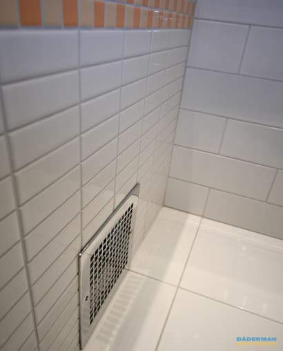 Klassiskt badrum med färgstarka detaljer