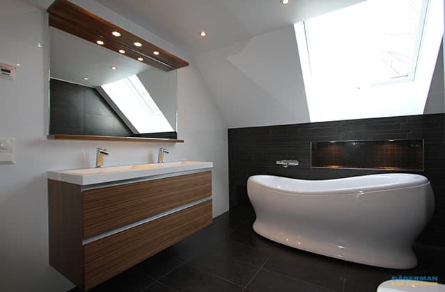 Svart och vitt badrum med unikt badkar