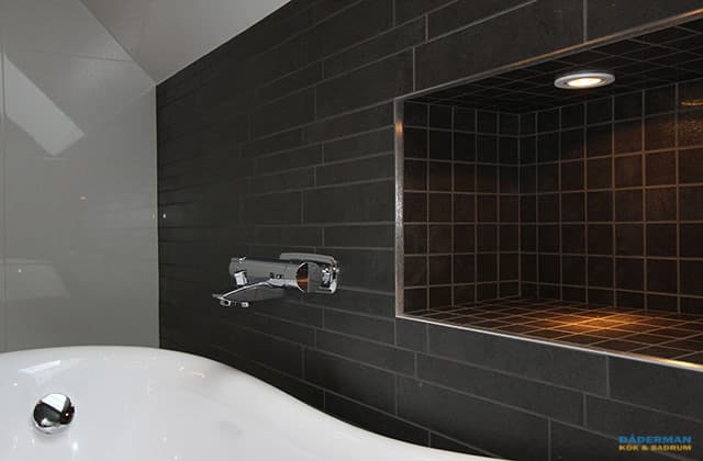 Svart och vitt badrum med unikt badkar