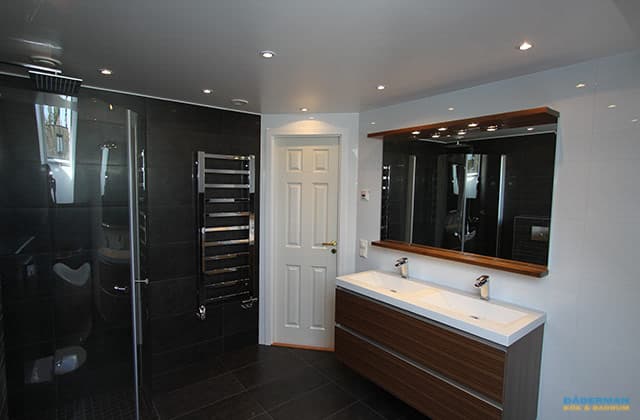 Svart och vitt badrum med unikt badkar