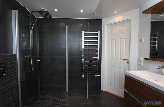 Svart och vitt badrum med unikt badkar