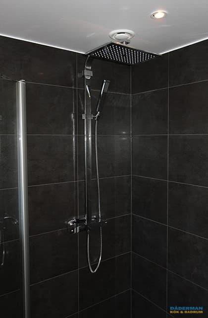 Svart och vitt badrum med unikt badkar