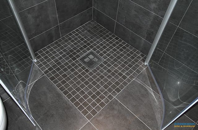 Svart och vitt badrum med unikt badkar