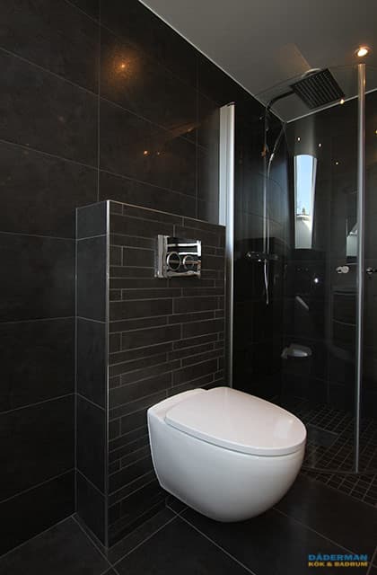 Svart och vitt badrum med unikt badkar