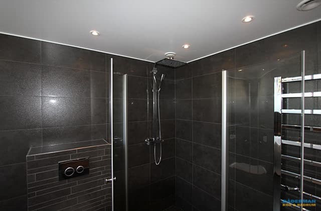 Svart och vitt badrum med unikt badkar