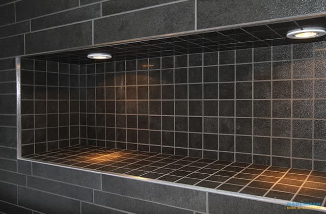 Svart och vitt badrum med unikt badkar