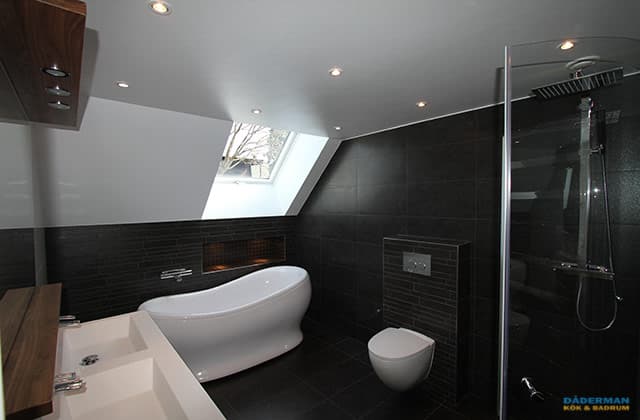 Svart och vitt badrum med unikt badkar