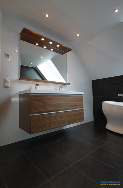 Svart och vitt badrum med unikt badkar