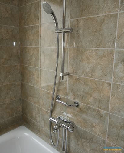 Avlångt badrum med inbyggt badkar