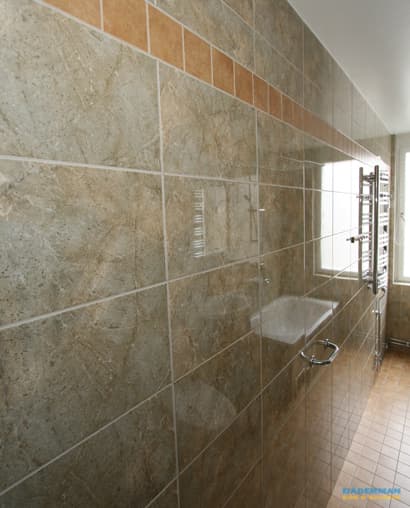 Avlångt badrum med inbyggt badkar