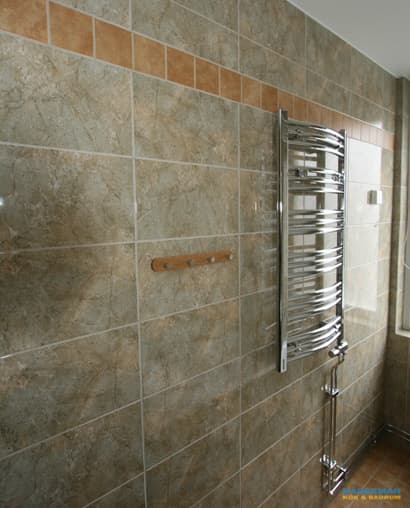 Avlångt badrum med inbyggt badkar