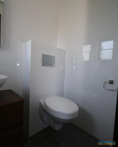 Badkar i mörkt trä