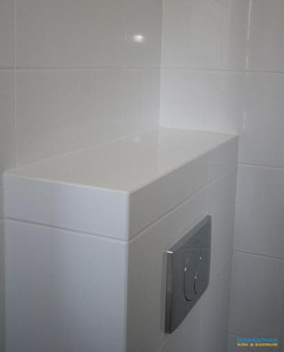 Badkar i mörkt trä