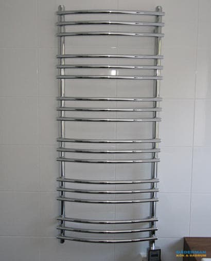 Badkar i mörkt trä