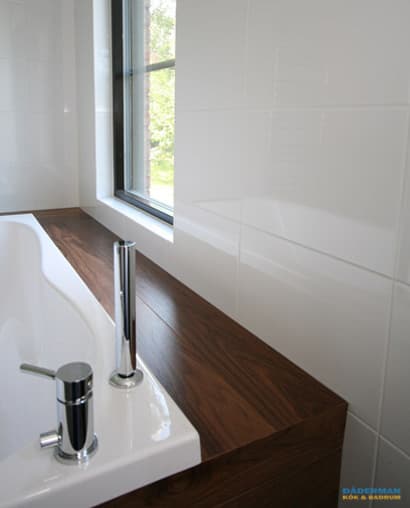 Badkar i mörkt trä