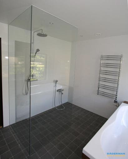 Badkar i mörkt trä