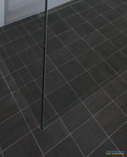 Badkar i mörkt trä