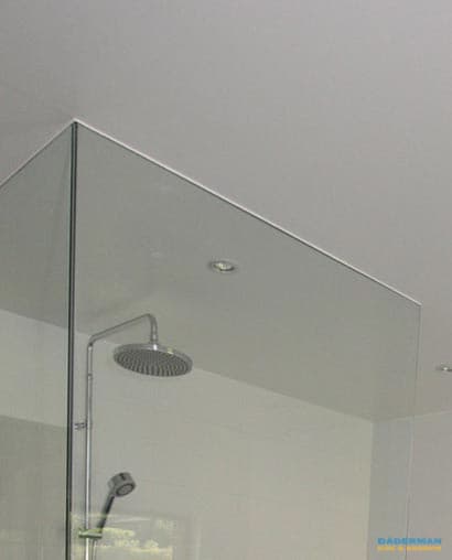 Badkar i mörkt trä