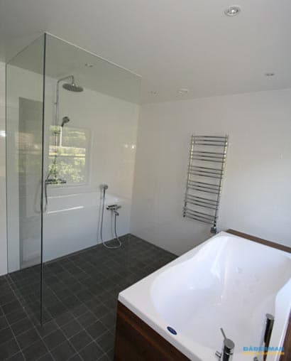 Badkar i mörkt trä