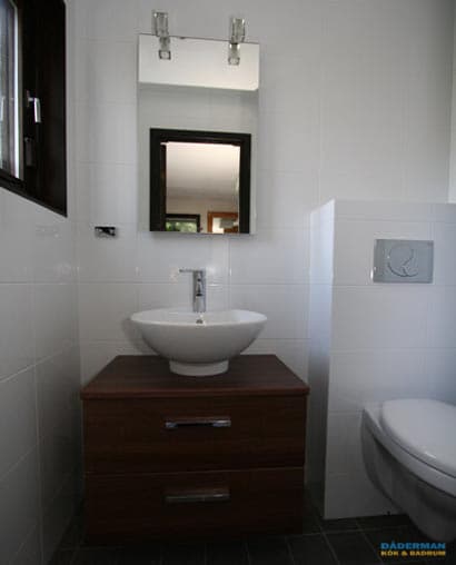 Badkar i mörkt trä