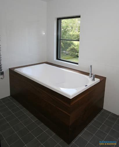 Badkar i mörkt trä