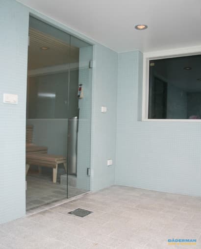 Badrum i glasmosaik och bastu