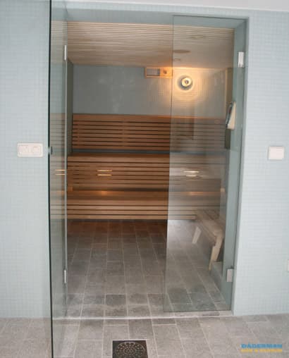 Badrum i glasmosaik och bastu