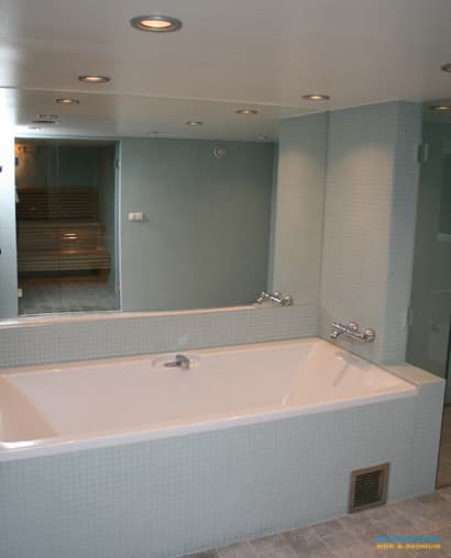 Badrum i glasmosaik och bastu