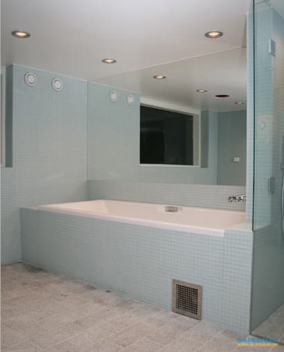 Badrum i glasmosaik och bastu