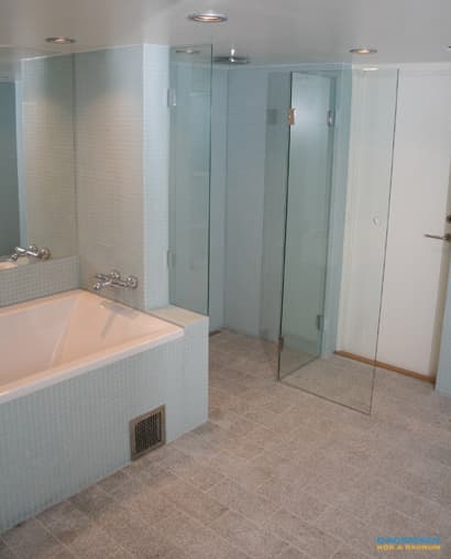 Badrum i glasmosaik och bastu