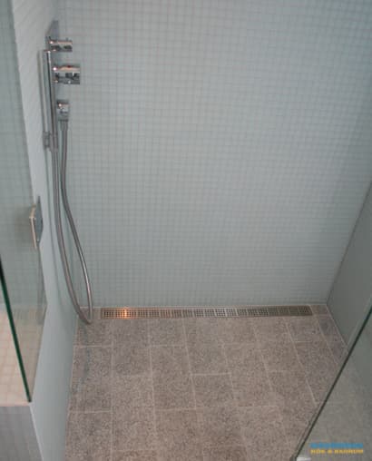 Badrum i glasmosaik och bastu