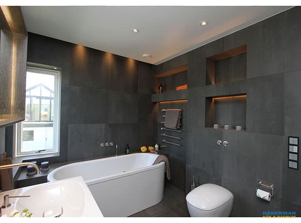 Exklusivt badrum i mörkgrått