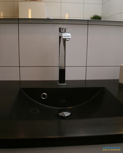 Badrum i skiffer med hörntoalett