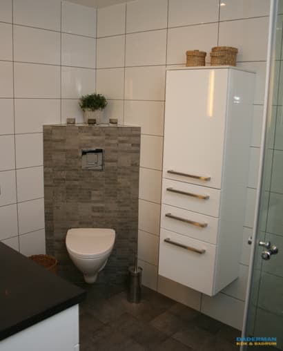 Badrum i skiffer med hörntoalett