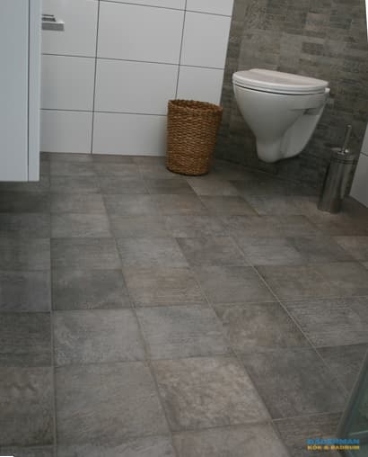 Badrum i skiffer med hörntoalett