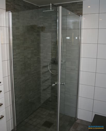 Badrum i skiffer med hörntoalett