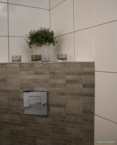 Badrum i skiffer med hörntoalett