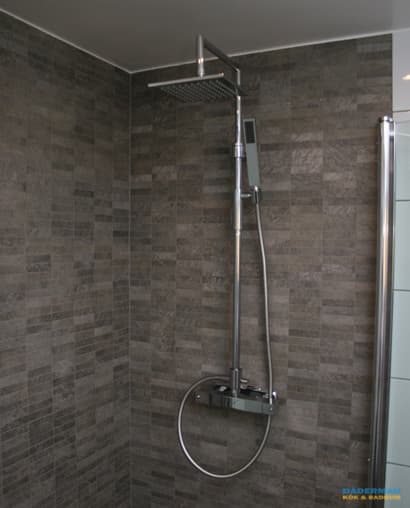 Badrum i skiffer med hörntoalett