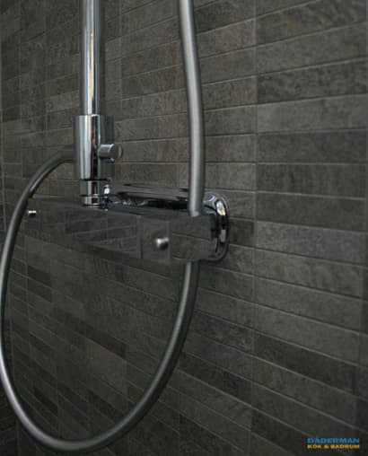 Badrum i skiffer med hörntoalett