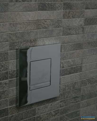 Badrum i skiffer med hörntoalett