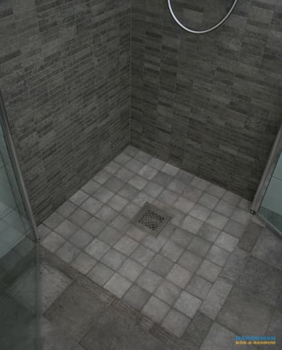 Badrum i skiffer med hörntoalett